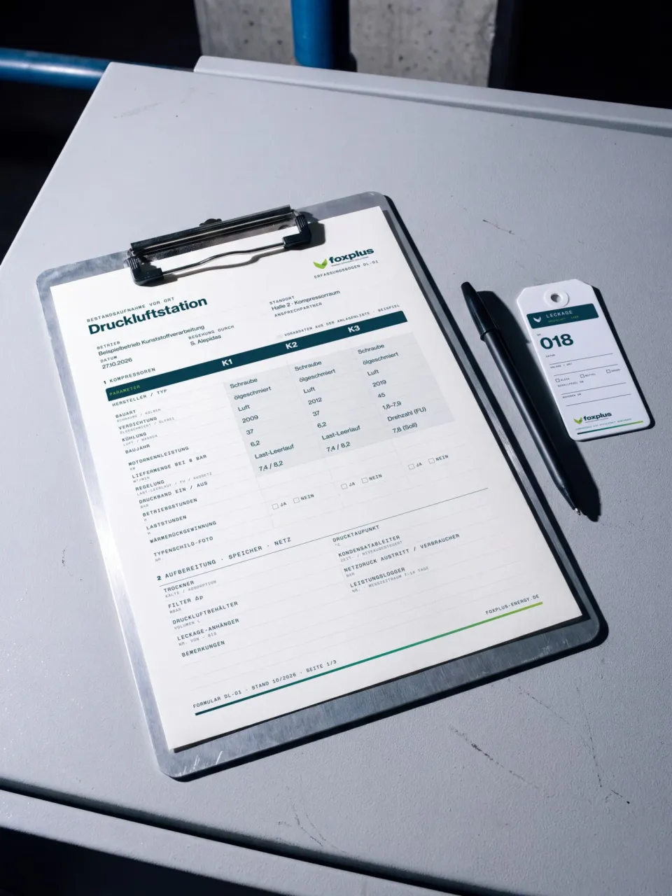 foxplus: clipboard with survey form DL-01 “Bestandsaufnahme Druckluftstation”, next to it a pen and leak tag no. 018