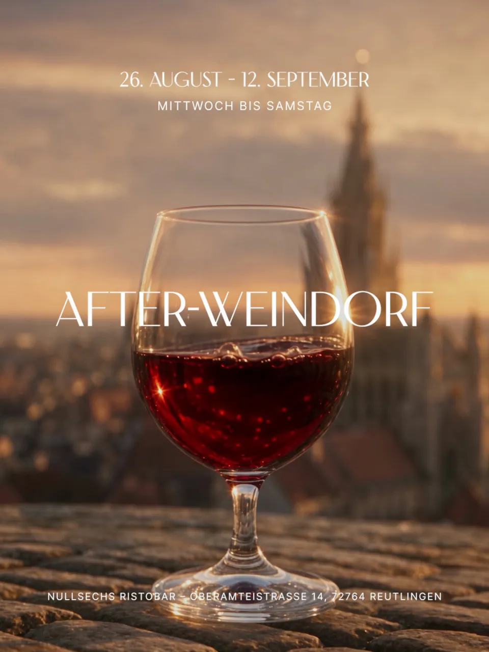 Nullsechs Ristobar: Rotweinglas vor der Stadt im Abendlicht, Schriftzug „After-Weindorf, 26. August – 12. September“