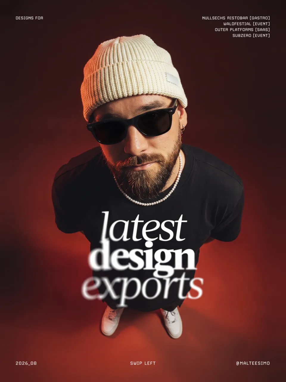 Malte mit Mütze und Sonnenbrille, von oben fotografiert, Schriftzug „latest design exports“
