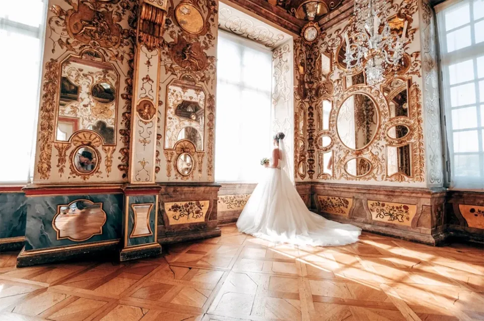 SAHO: Hochzeitsfoto in einem barocken Saal