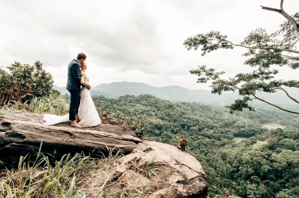 SAHO: Hochzeitsfoto, Paar auf einem Felsen