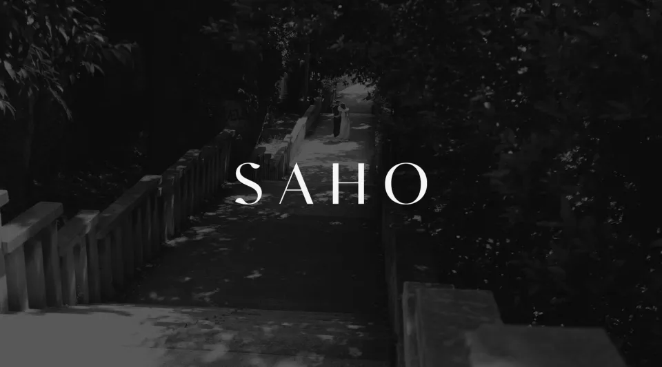 SAHO: dunkles Motiv mit SAHO-Wortmarke
